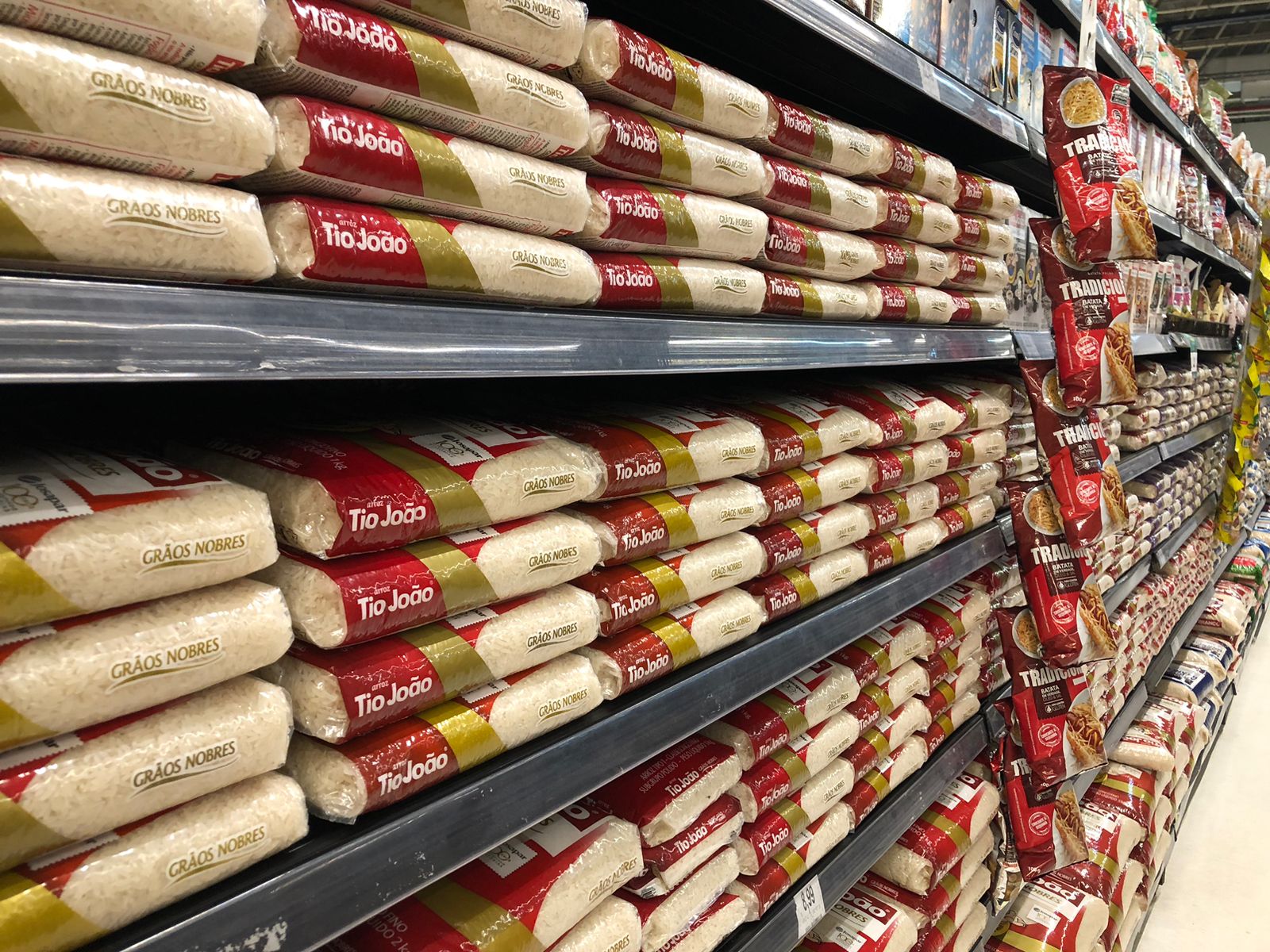 Prateleiras de arroz em um supermercado no Rio de Janeiro