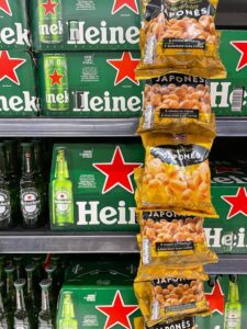 Cerveja Heineken em prateleira de mercado