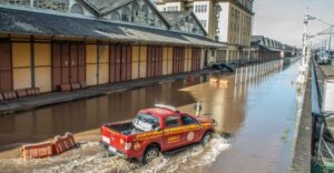 Chuvas enchem ruas de Porto Alegre